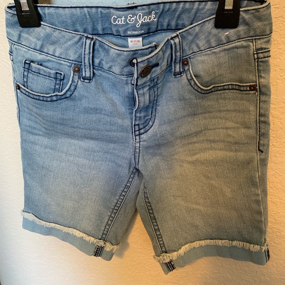 Cute Bermuda shorts, soft tee material
